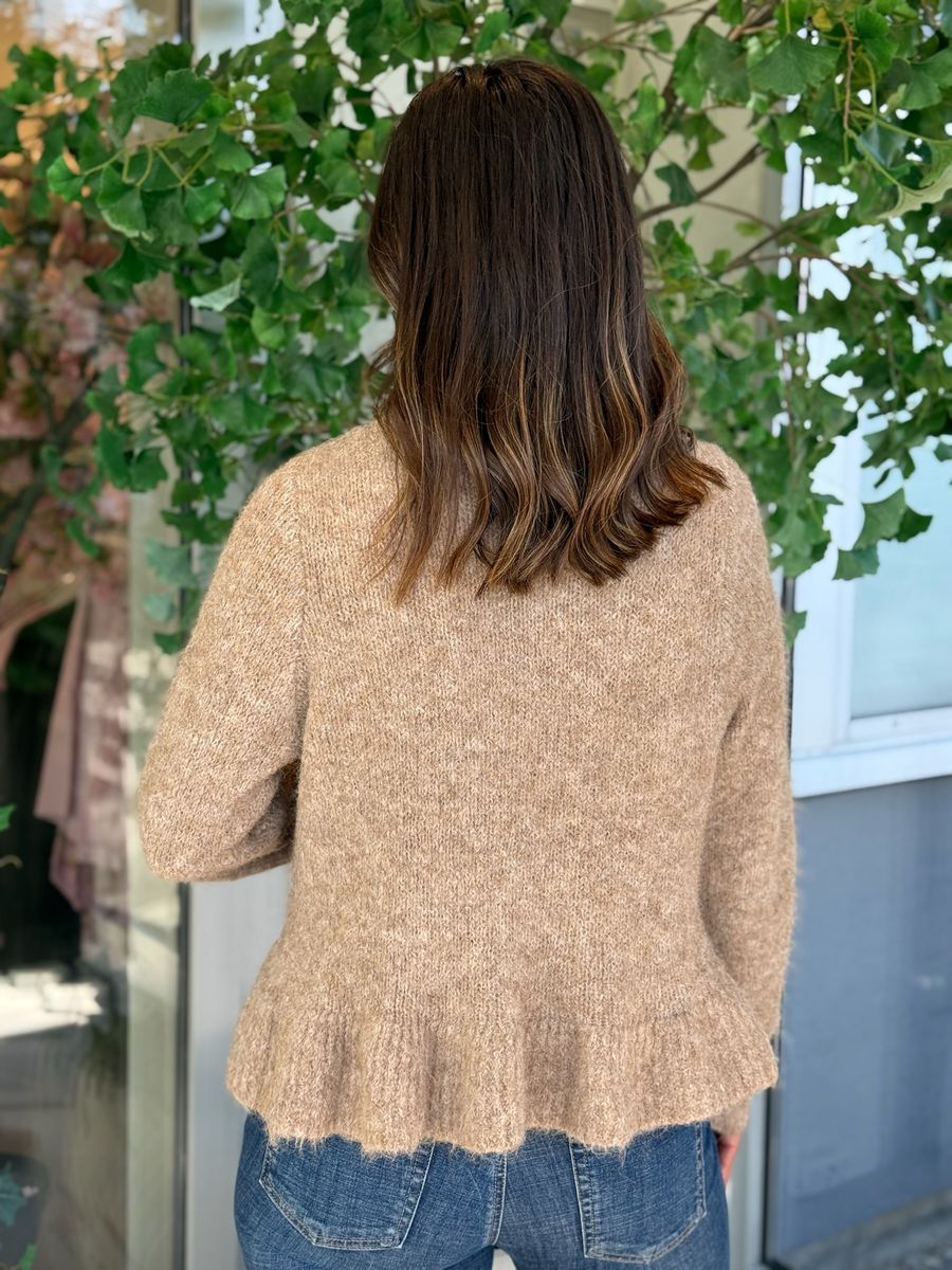 BOWS KNIT GENSER M/VOLANG - CAMEL MELERT