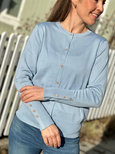 Bilde av KATIE CARDIGAN M/PERLEKNAPPER -  LYS BLÅ