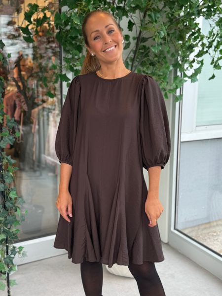 Hovedbilde ALINIA KJOLE 3/4 ERMER - BRUN