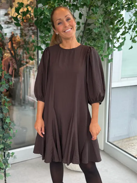 Hovedbilde ALINIA KJOLE 3/4 ERMER - BRUN
