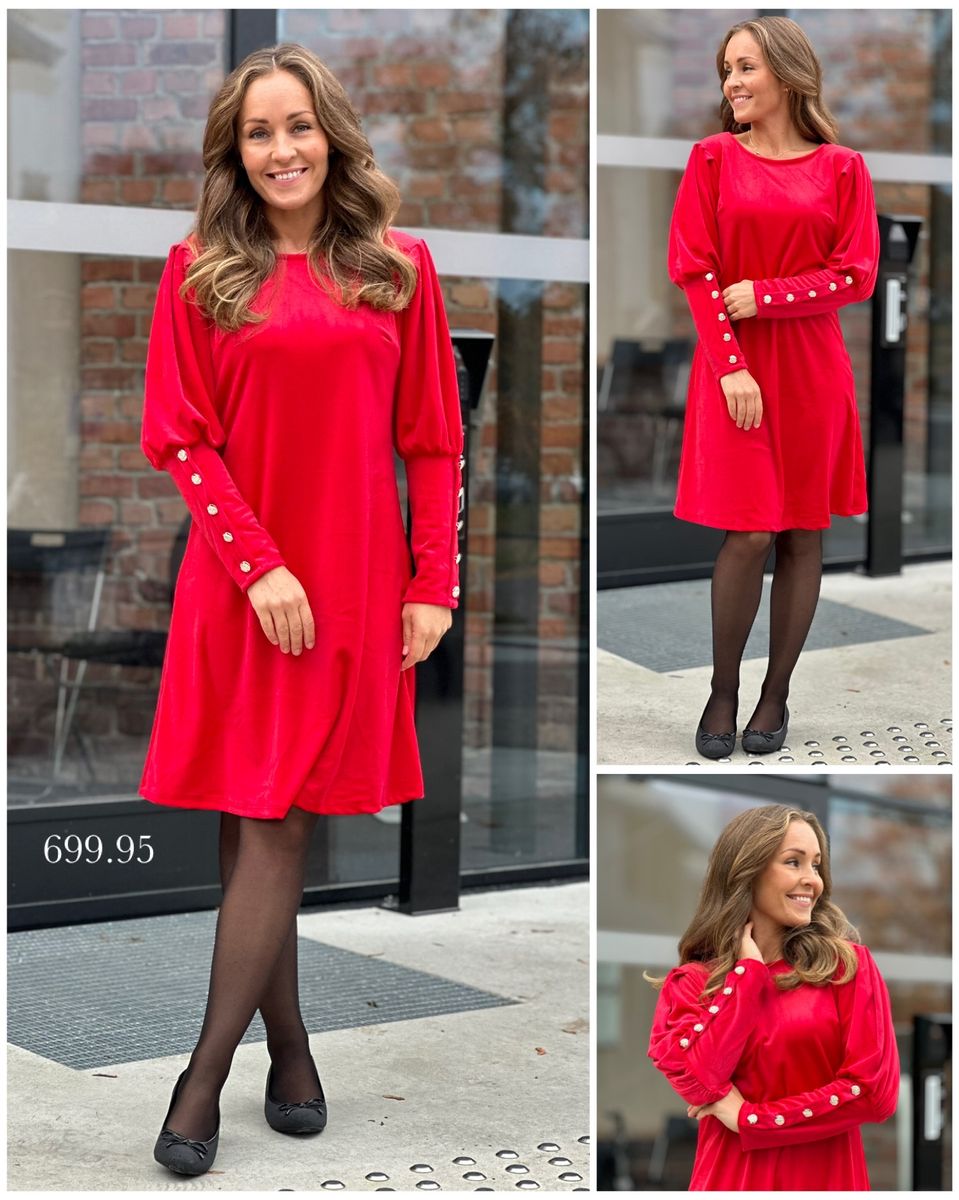  TEA VELVET KJOLE M/GULLKNAPPER - RØD