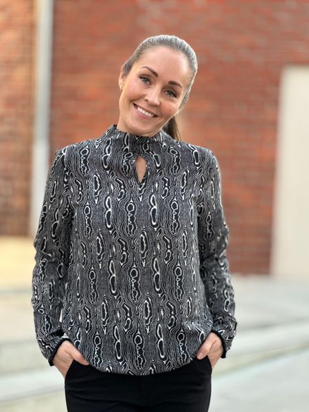 Bilde av PERNILLE BLUSE - SORT  SNAKE MØNSTRET