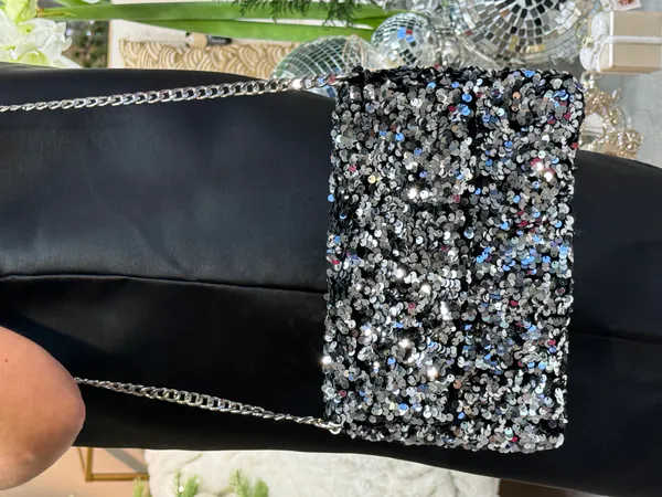 Hovedbilde KENNA PALJETT CLUTCH - SORT/SILVER