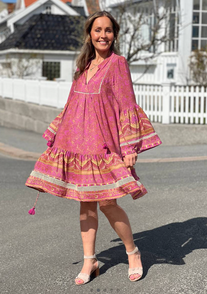 Bilde av LAST QUEEN MIDI KJOLE - ROSE