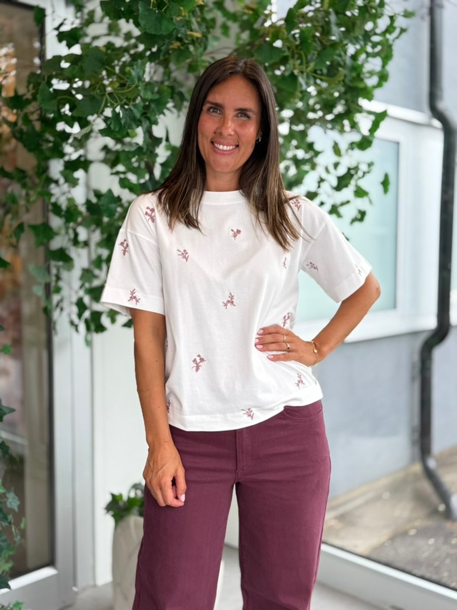 MONIE T-SHIRT M/BRODERT BLOMSTER - OFFWHITE