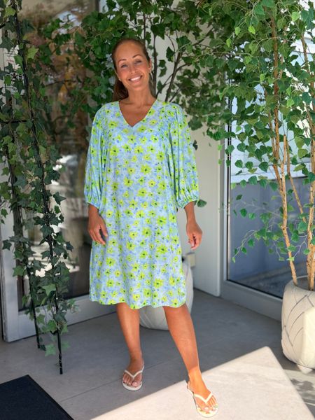 Hovedbilde JOVI KJOLE FLOWERS - HIMMELBLÅ/LIME GRØNN