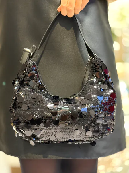 Hovedbilde MADDIE PALJETT VESKE - SORT