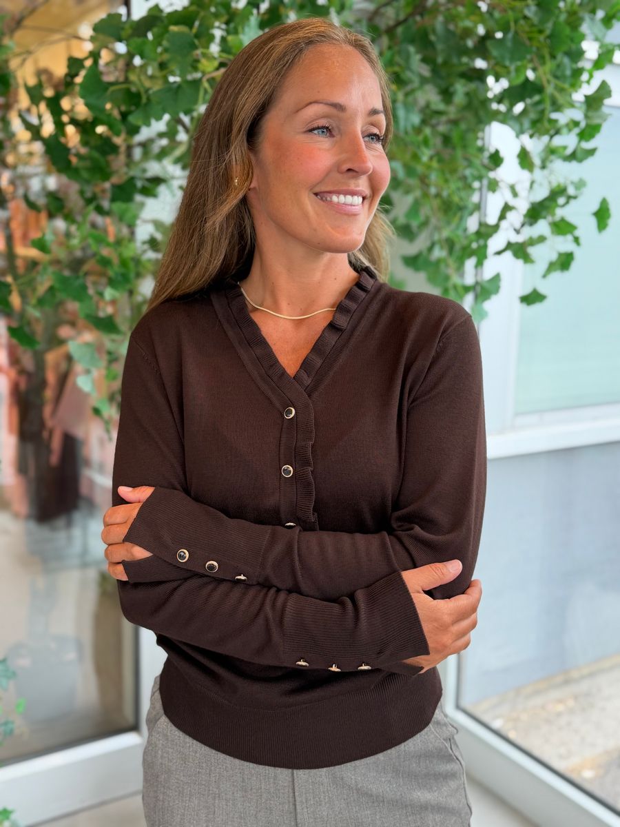 KATIE GENSER FRILL & V-HALS - BRUN