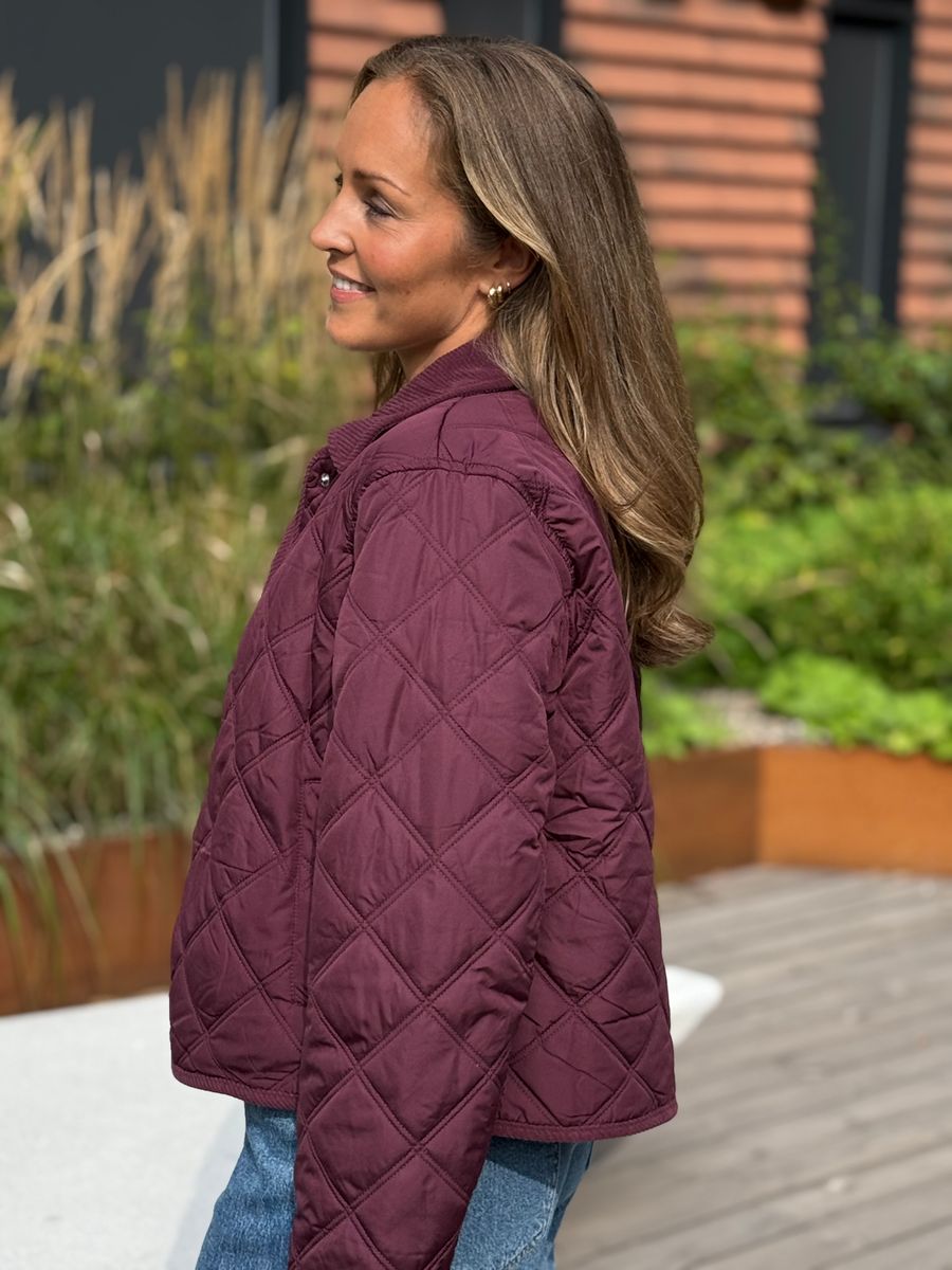 QUILA QUILTET JAKKE - PLOMME