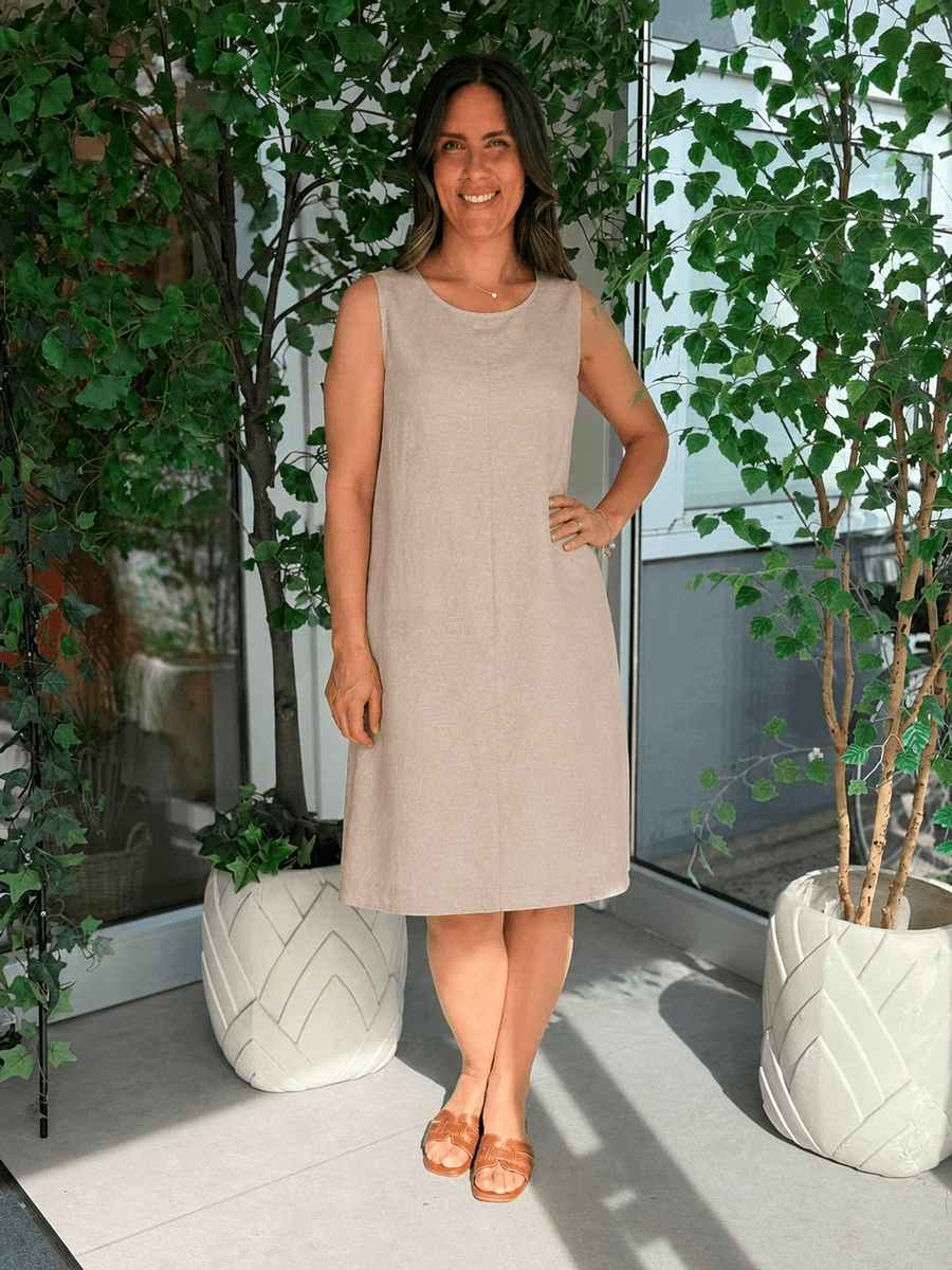 LAVA KJOLE ERMLØS M/KNAPPER BAK - SAND