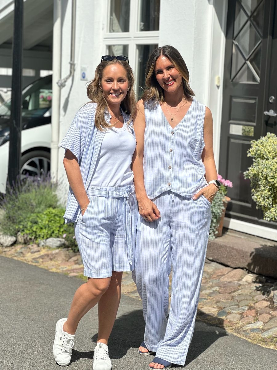 LAVARA VEST STRIPES - DENIMBLÅ/HVIT