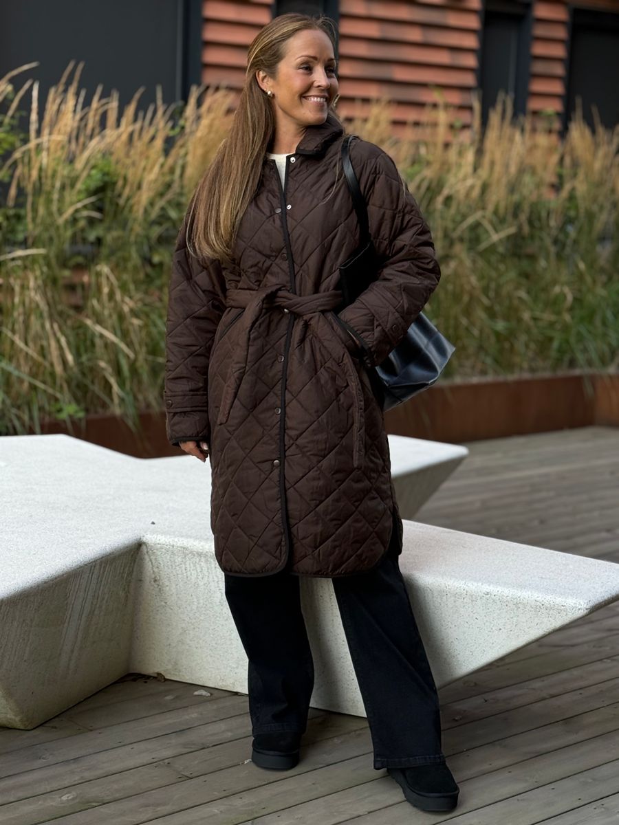 EMILY QUILTET KÅPE M/BELTE - BRUN