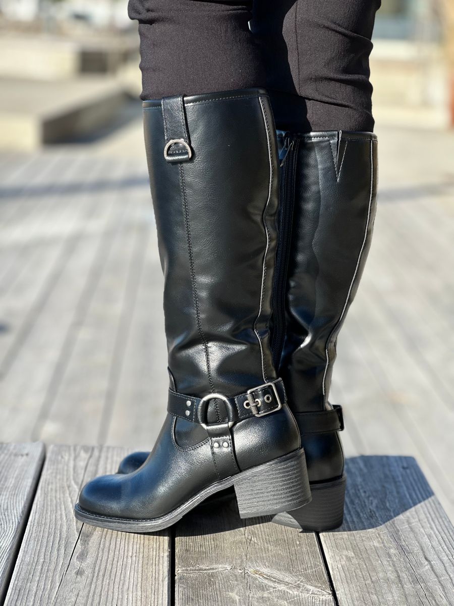 HØY STØVLETT M/TRENDY DETALJER - SORT