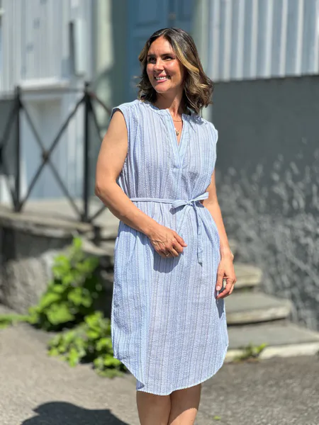 Hovedbilde SUCRE ERMLØS RETT KJOLE - HVIT / MELLOMBLÅ