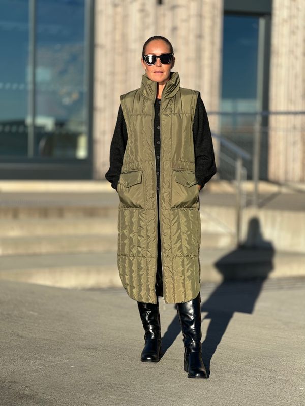 OLGA TO I EN KÅPE / VEST - OLIVEN