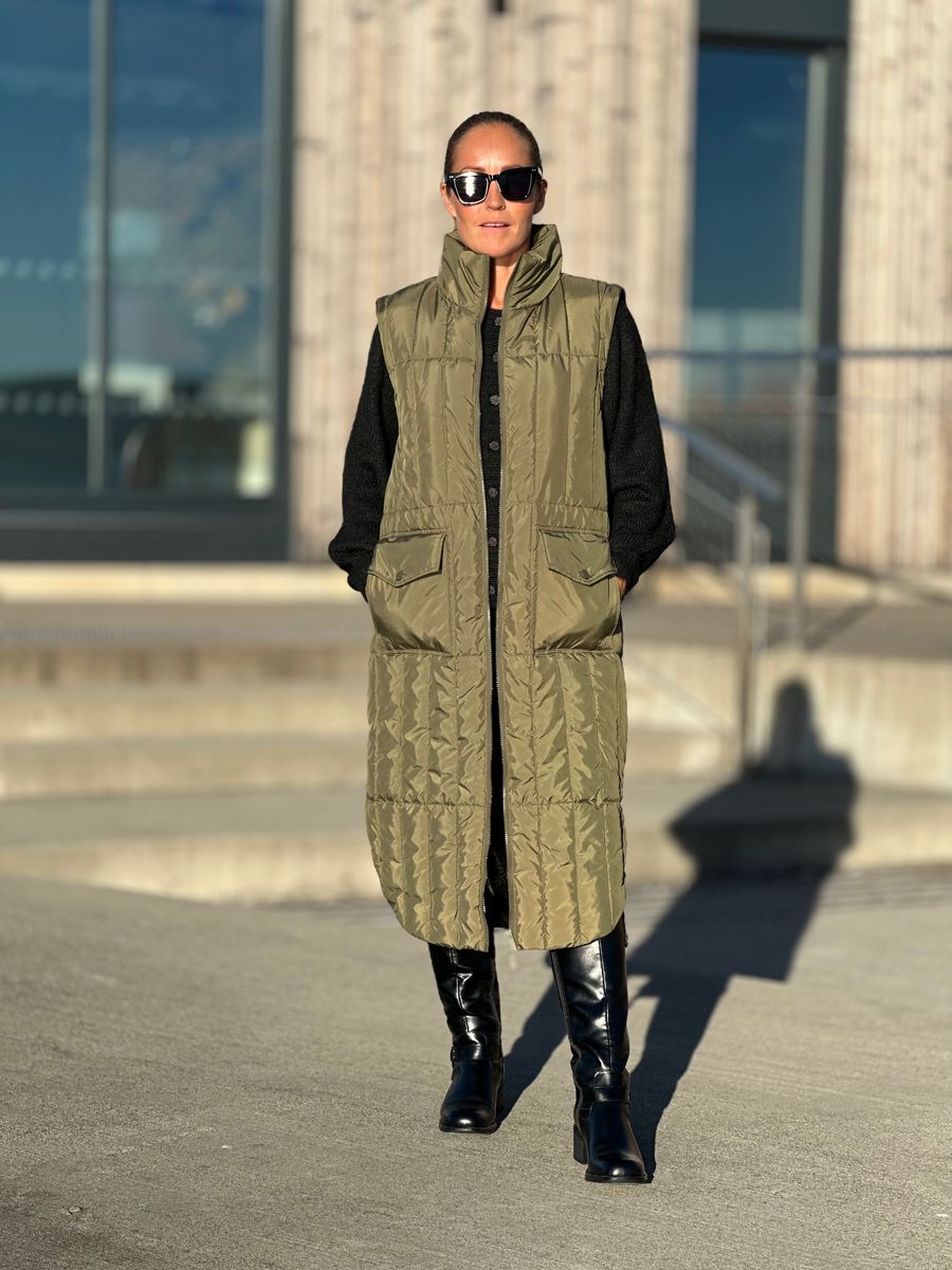 OLGA TO I EN KÅPE / VEST - OLIVEN