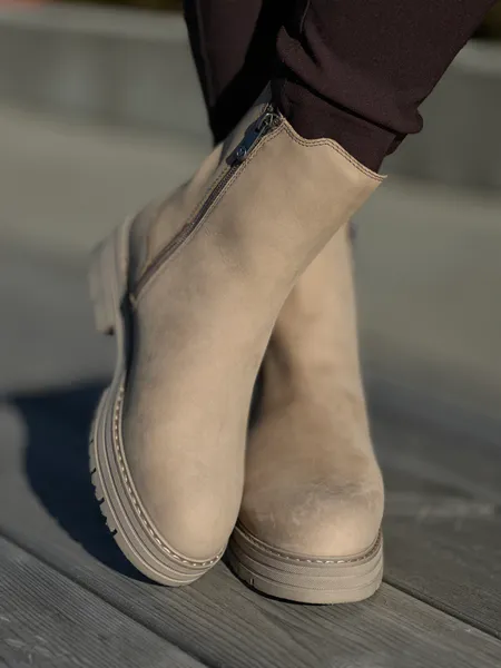 Bilde av BOOTS I SKINN M/STRIKK & GLIDELÅS - TAUPE