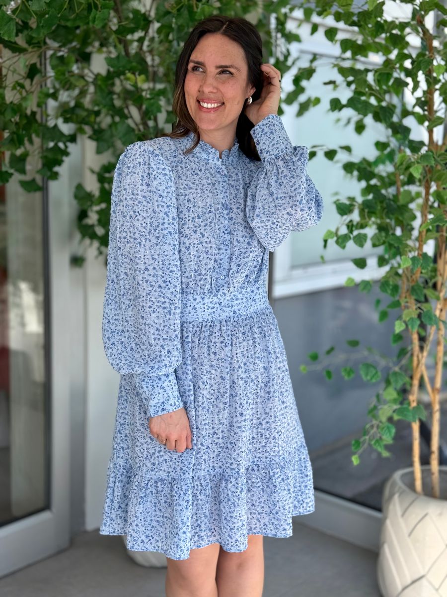 NOELLE KJOLE M/BLOMSTER - LYSBLÅ