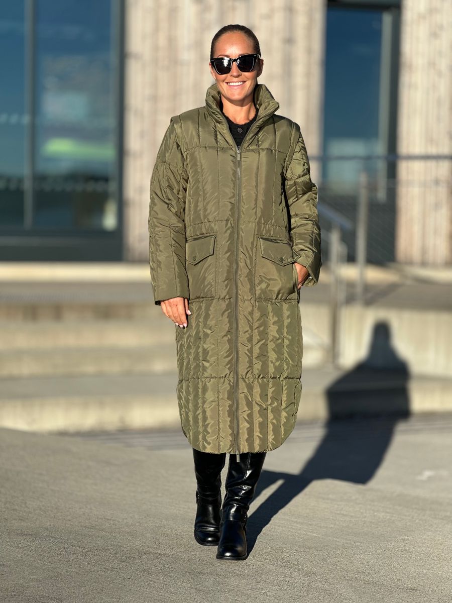 OLGA TO I EN KÅPE / VEST - OLIVEN