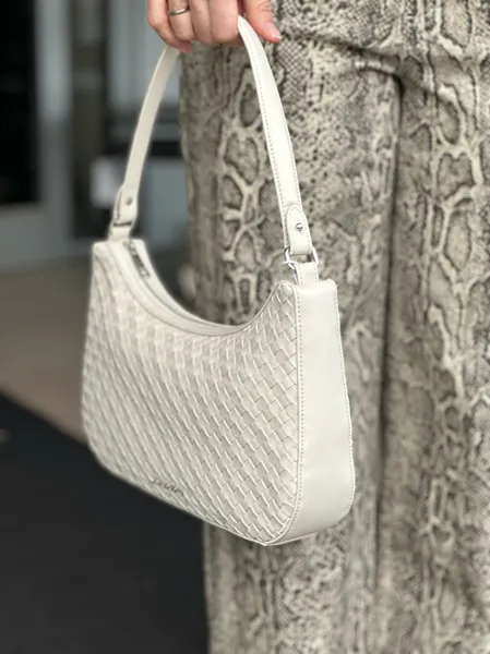 Bilde av VESKE FLETTET M/REIM - CREAM