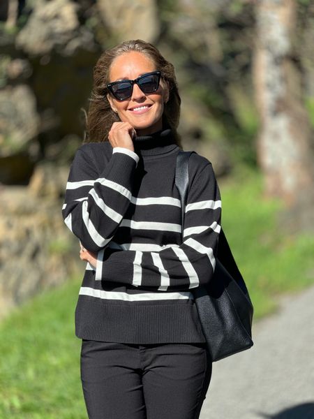 Bilde av MONDAY STRIKKEGENSER - SORT / OFFWHITE